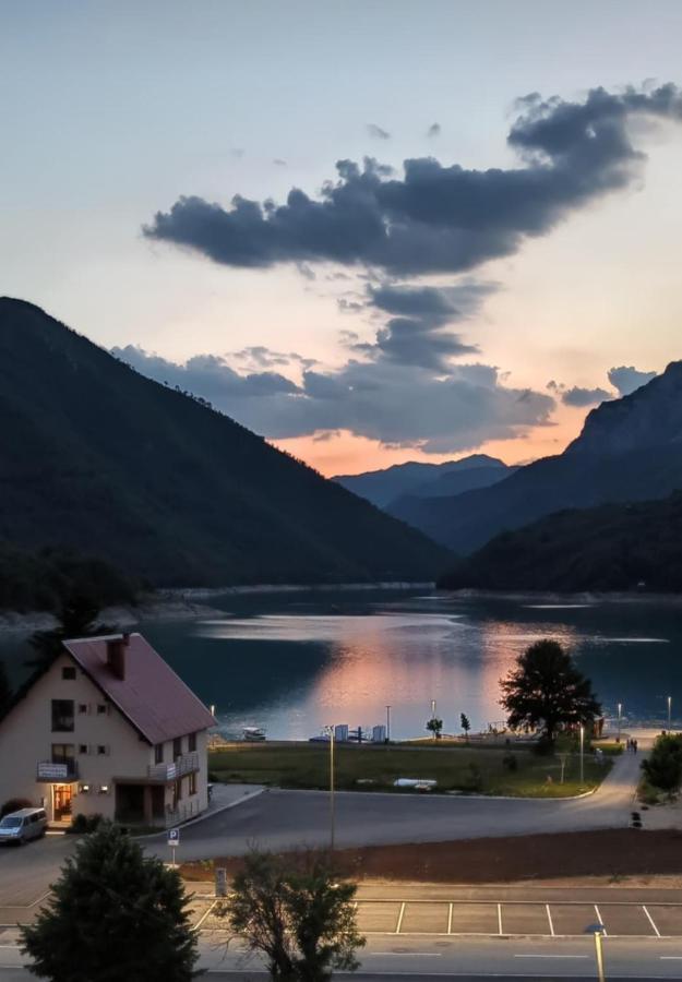 פלוזינה Piva Lake מראה חיצוני תמונה